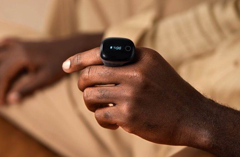 viatom o2ring pulse oximeter on dark skin wearer
